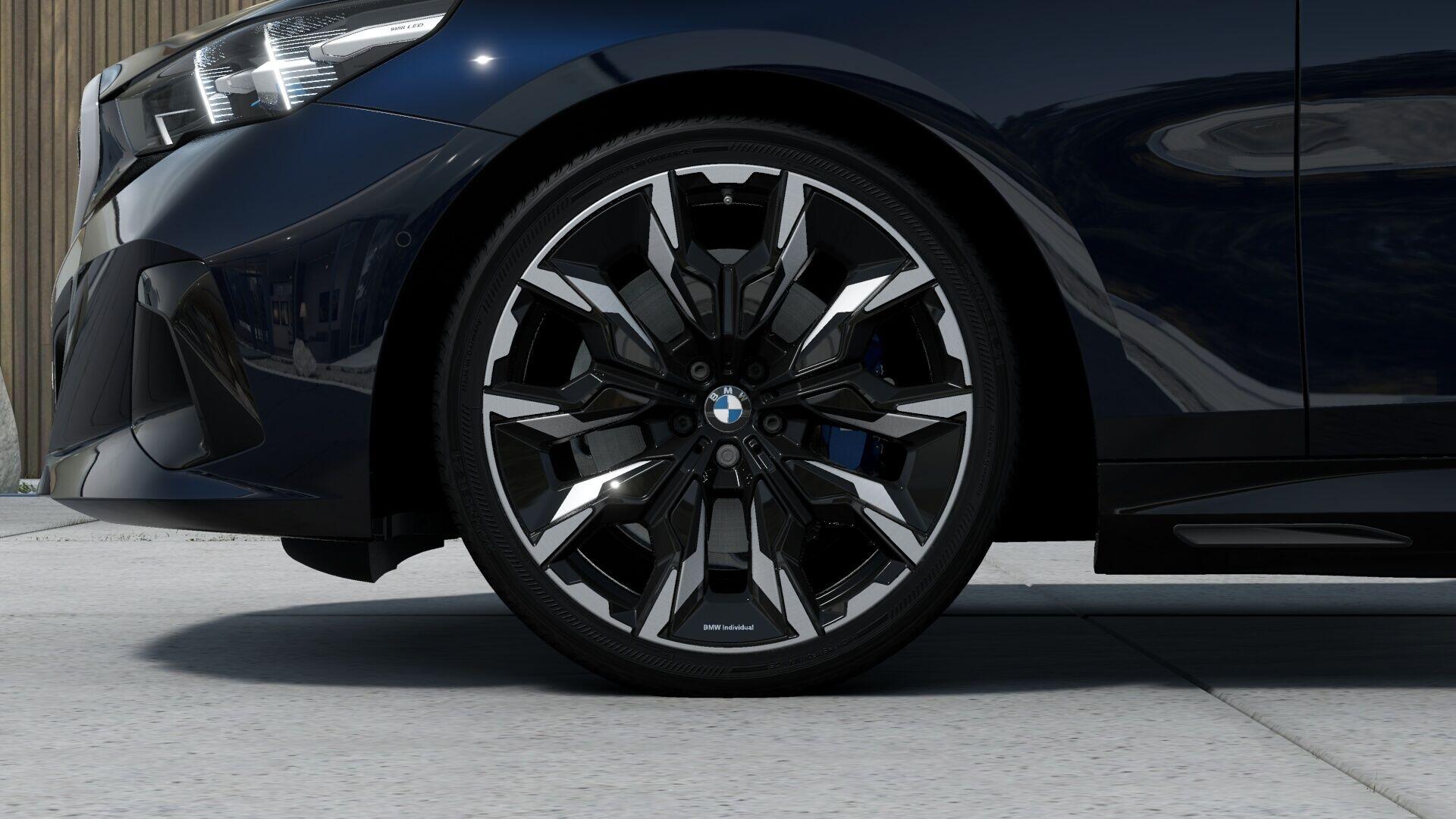 BMW 5 Series view 9
