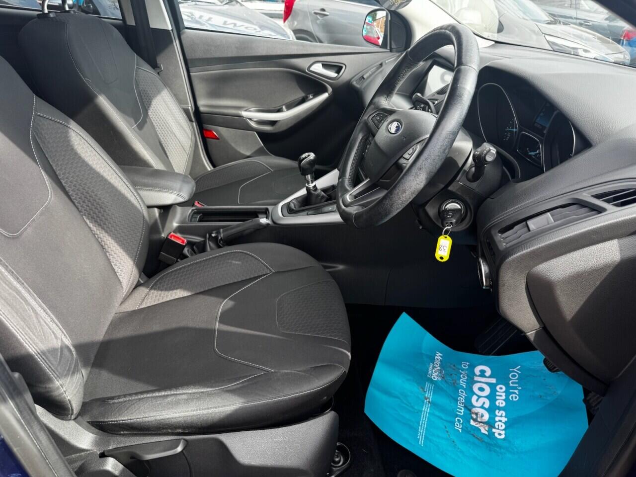 Ford Focus view 32