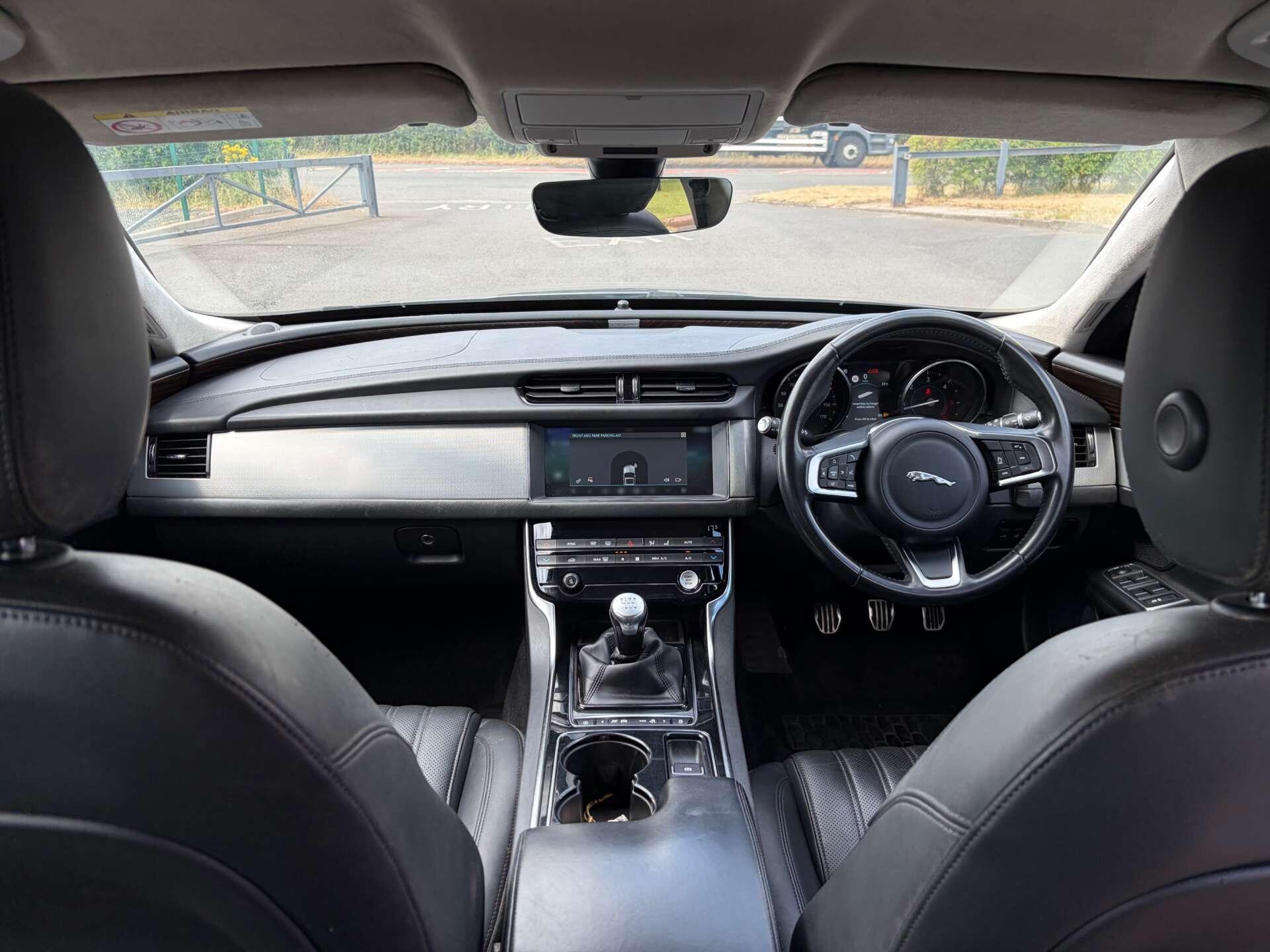 Jaguar XF view 32