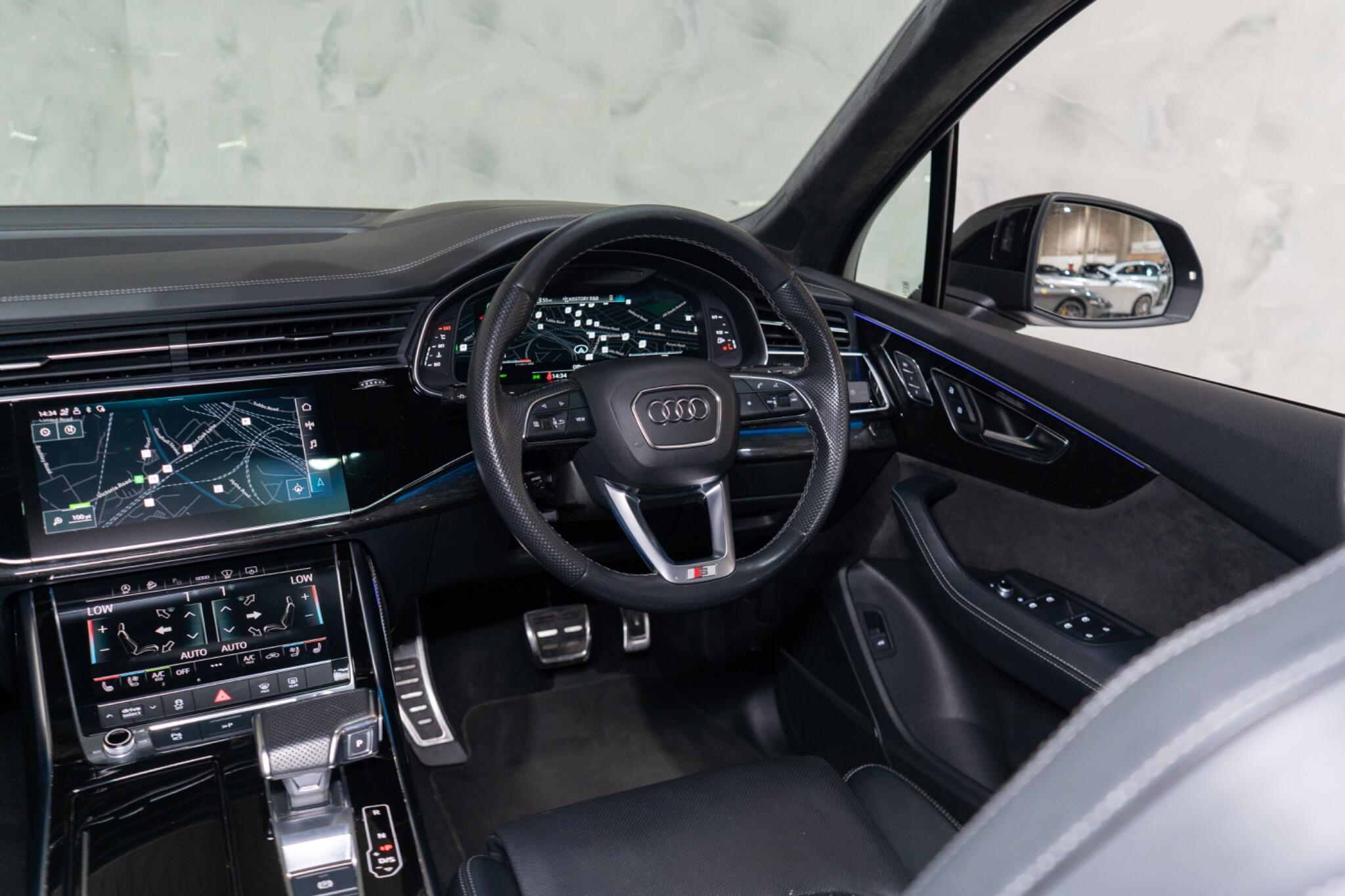 Audi SQ7 view 11
