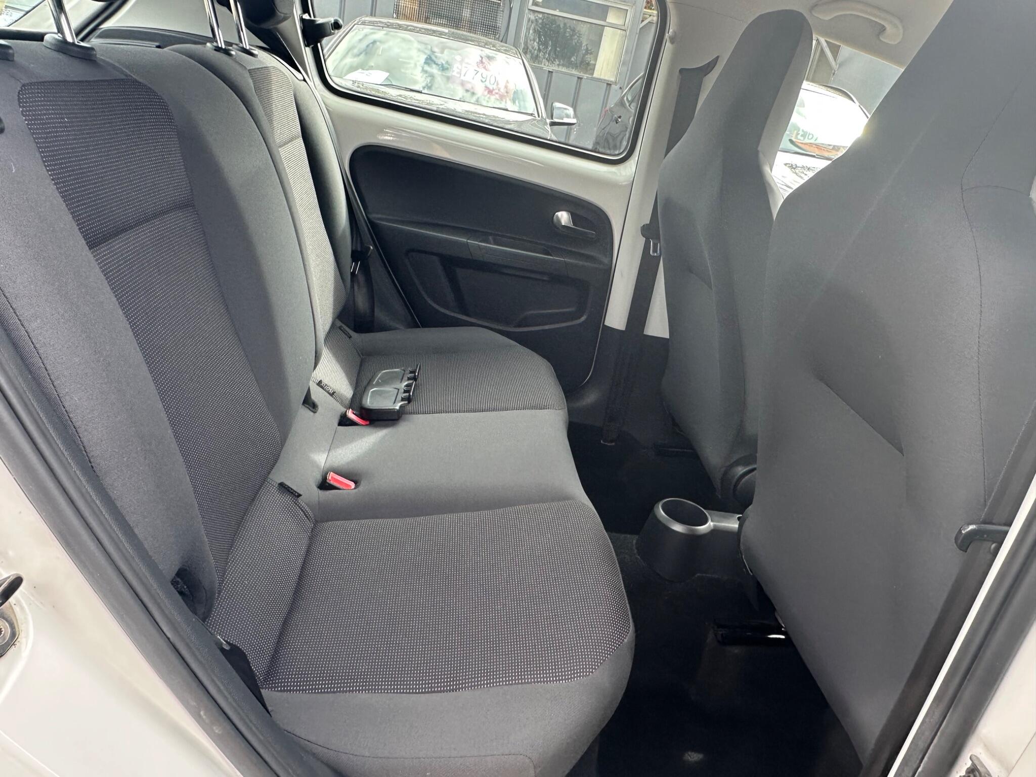 Volkswagen up! view 22