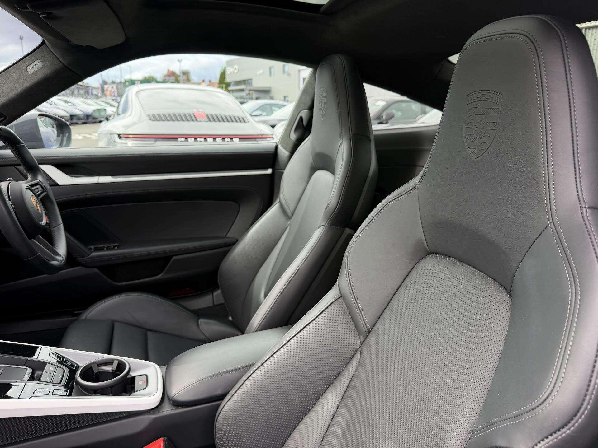 Porsche 911 view 17
