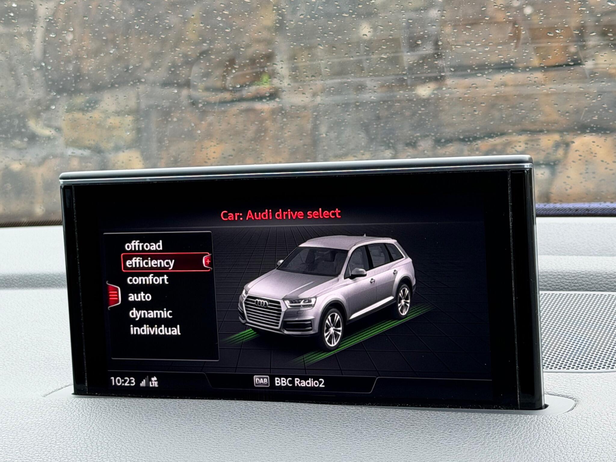 Audi Q7 view 30