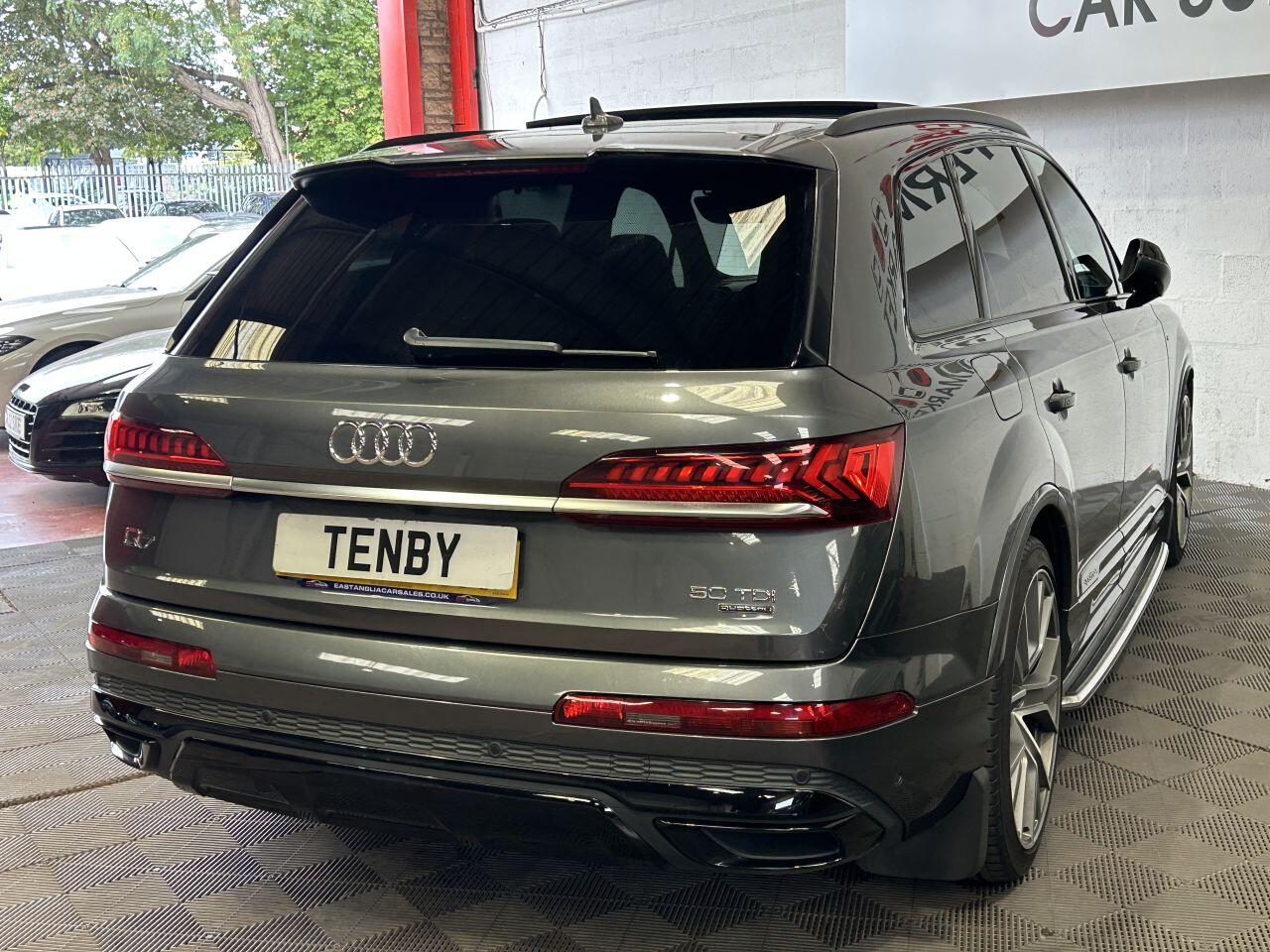 Audi Q7 view 10