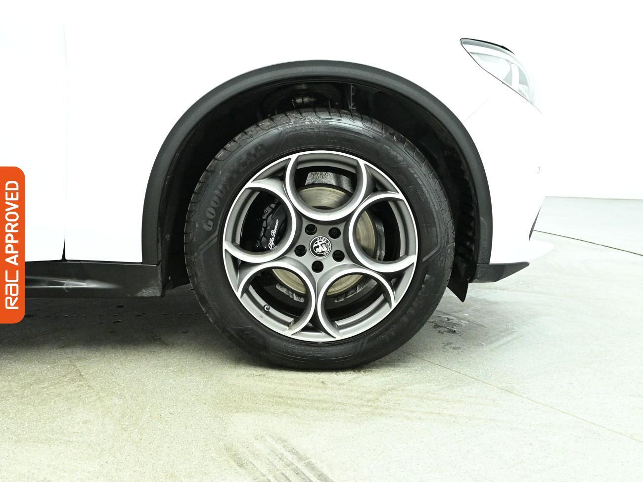 Alfa Romeo Stelvio view 28