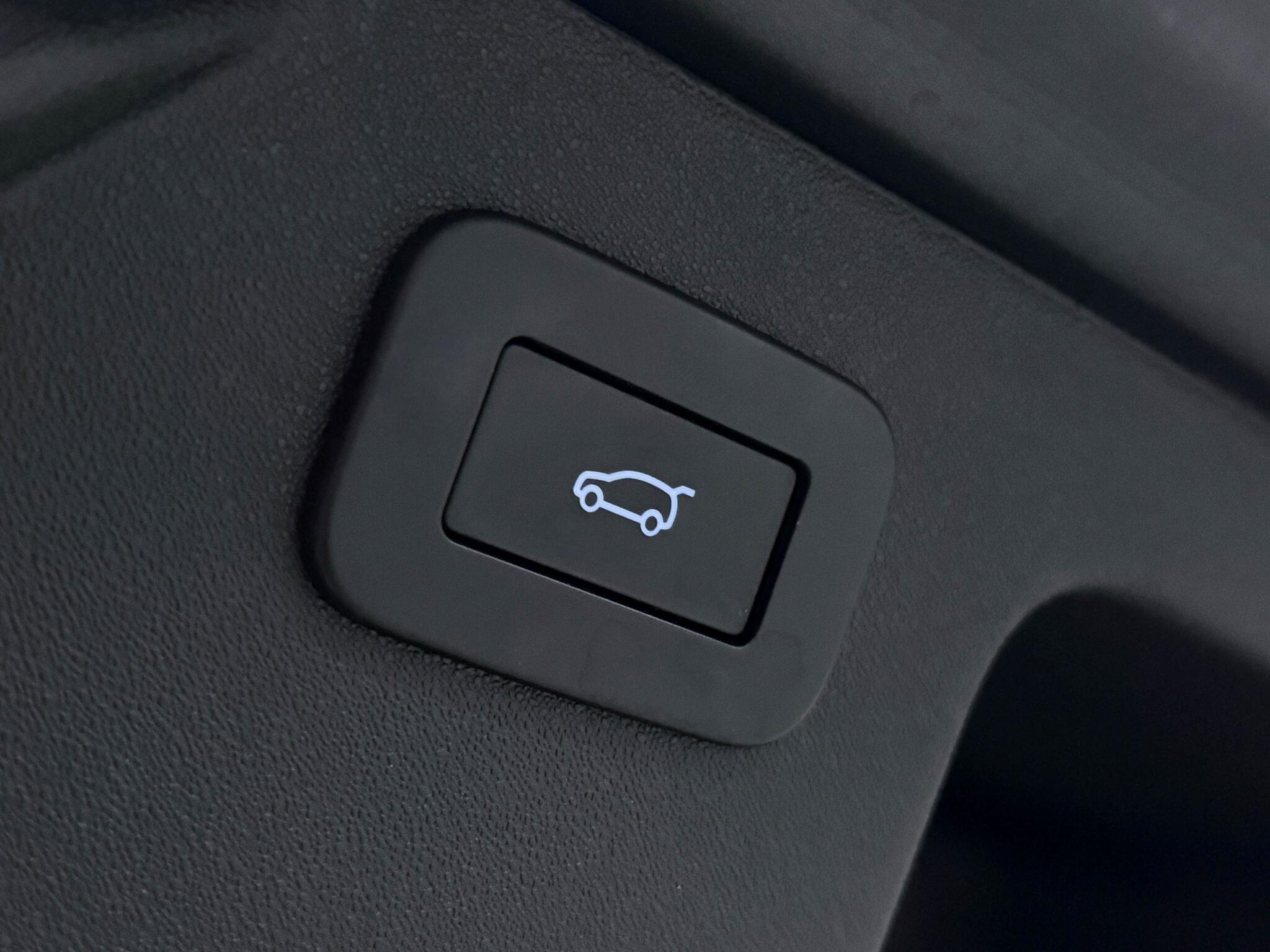 Land Rover Discovery Sport view 8