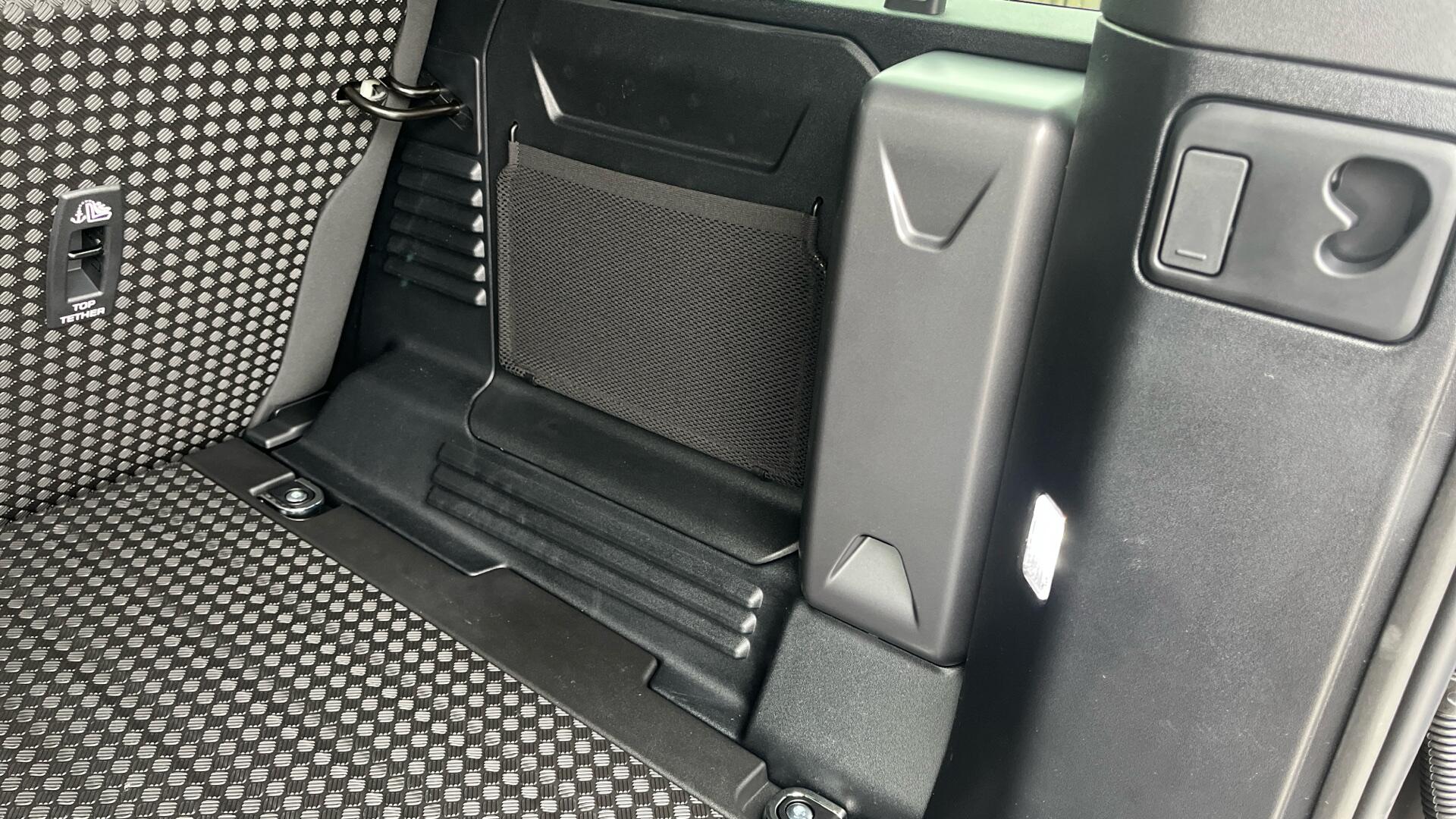 Land Rover Defender view 32
