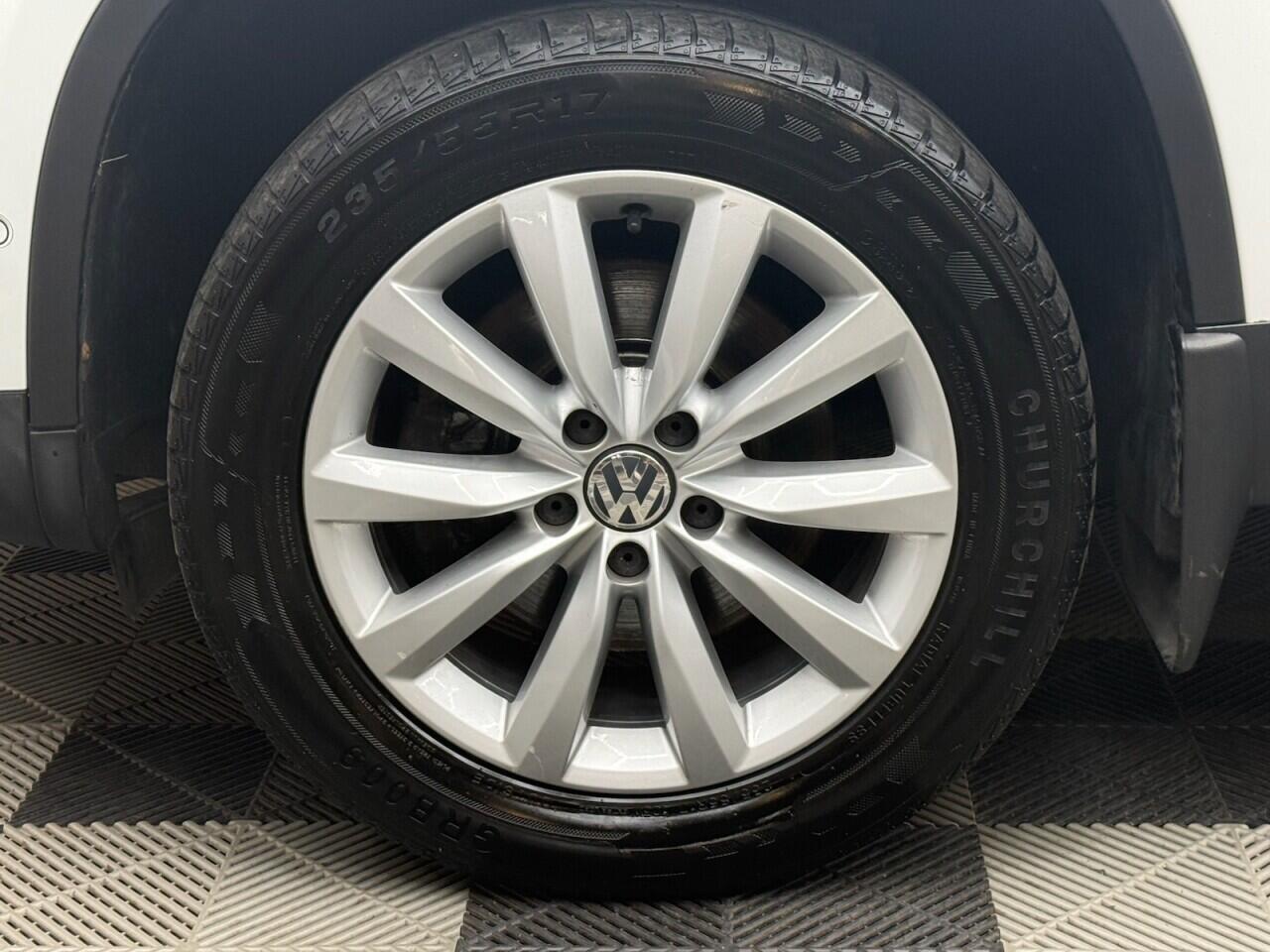 Volkswagen Tiguan view 4