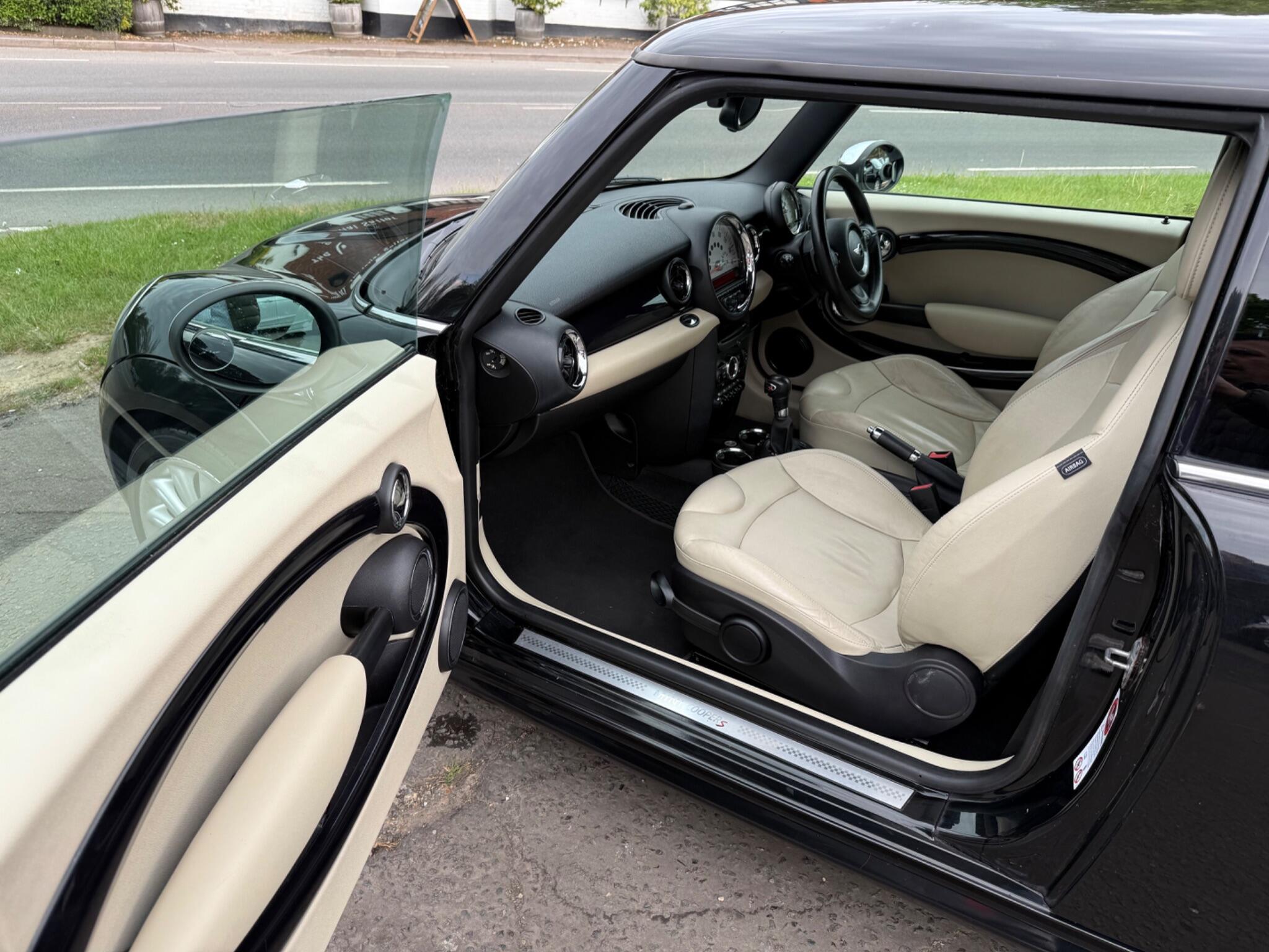 Mini Hatch view 31