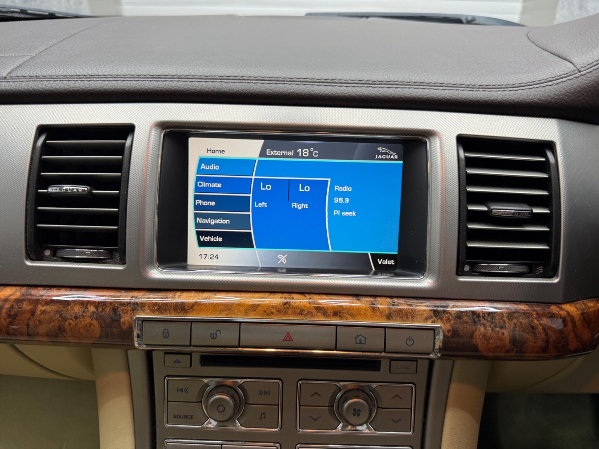 Jaguar XF view 12