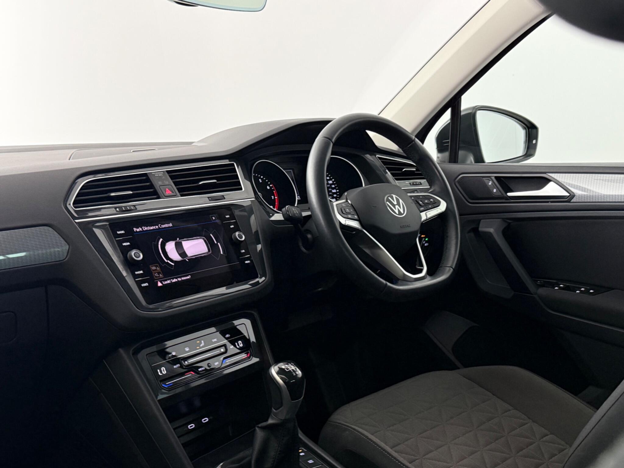 Volkswagen Tiguan view 4