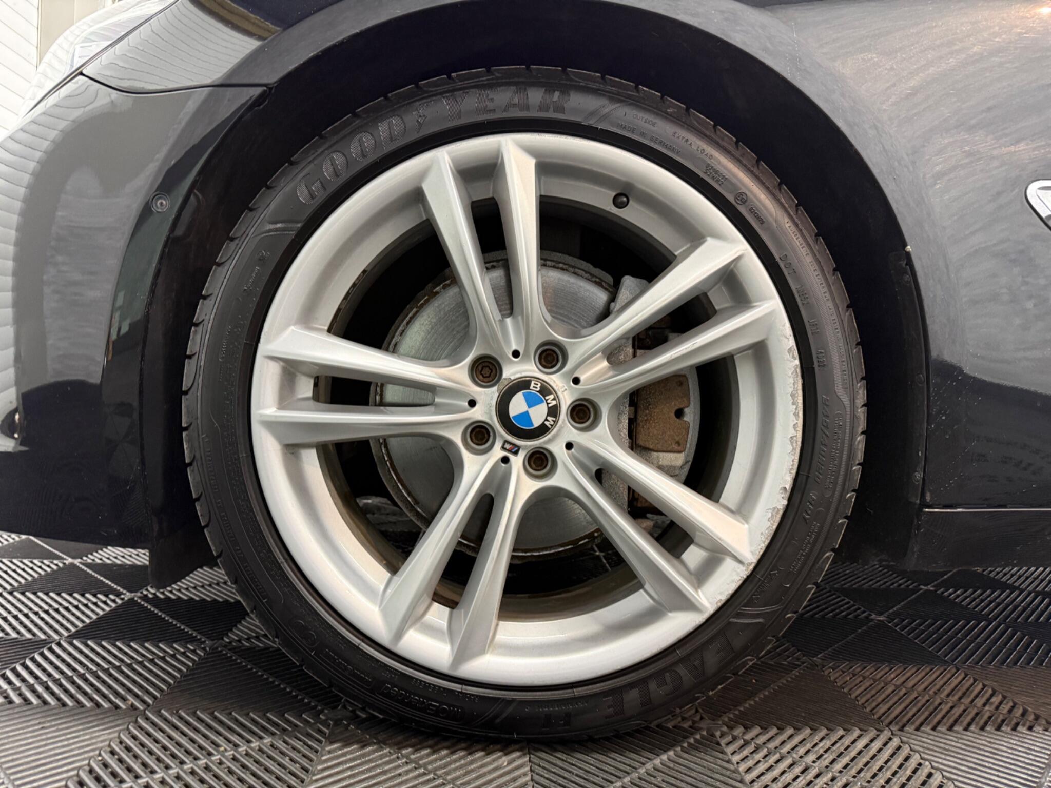 BMW 7 Series view 26