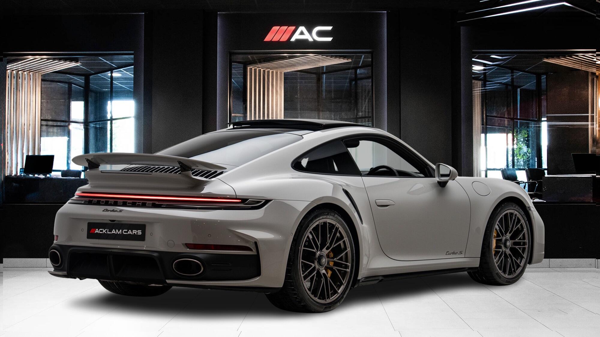 Porsche 911 view 8