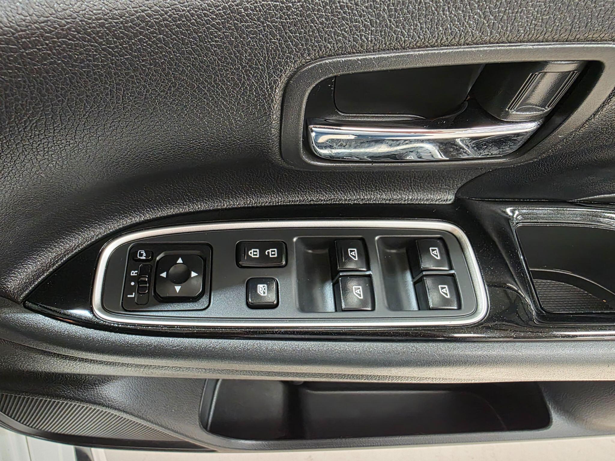 Mitsubishi Outlander view 12