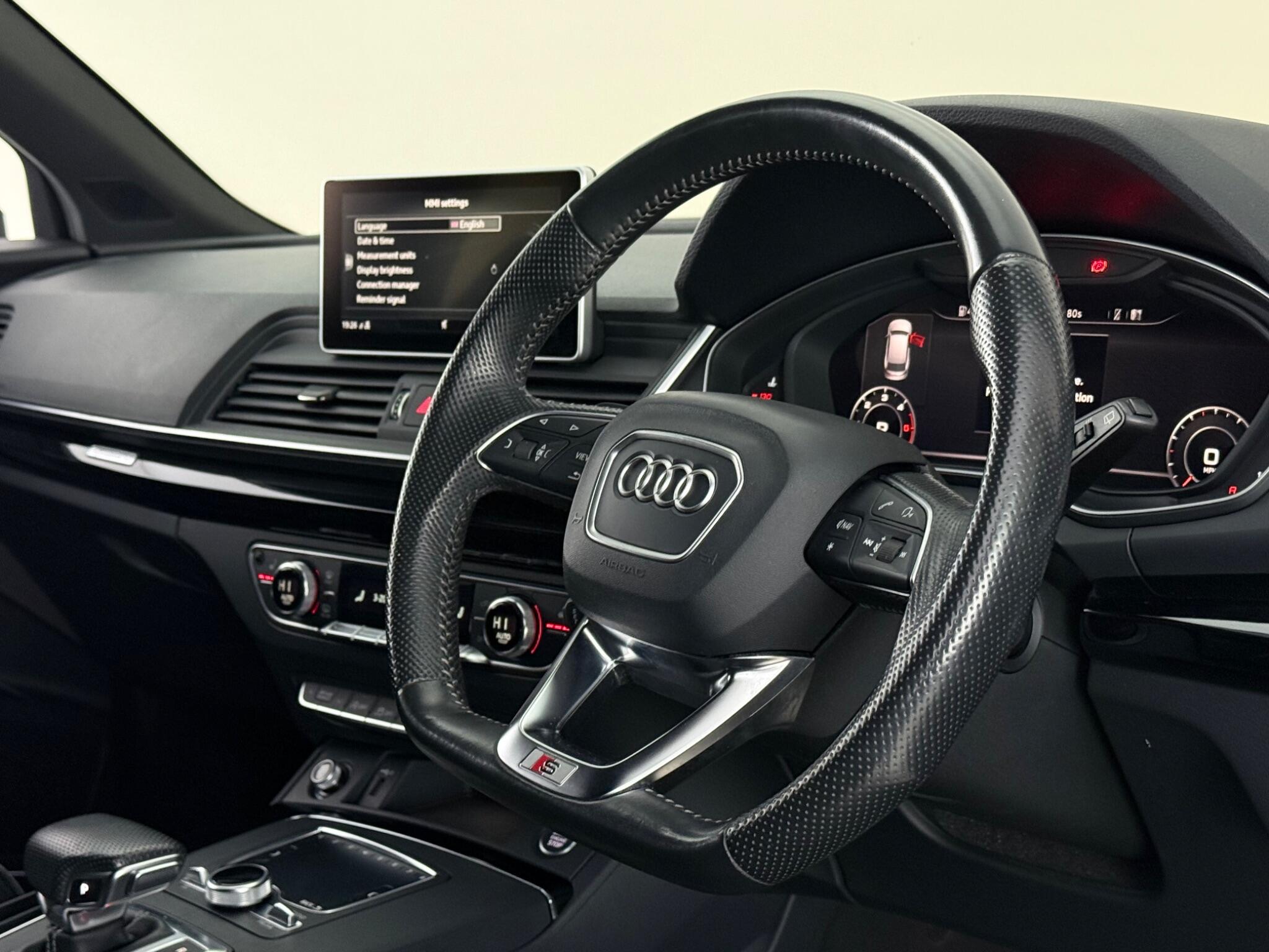 Audi Q5 view 3