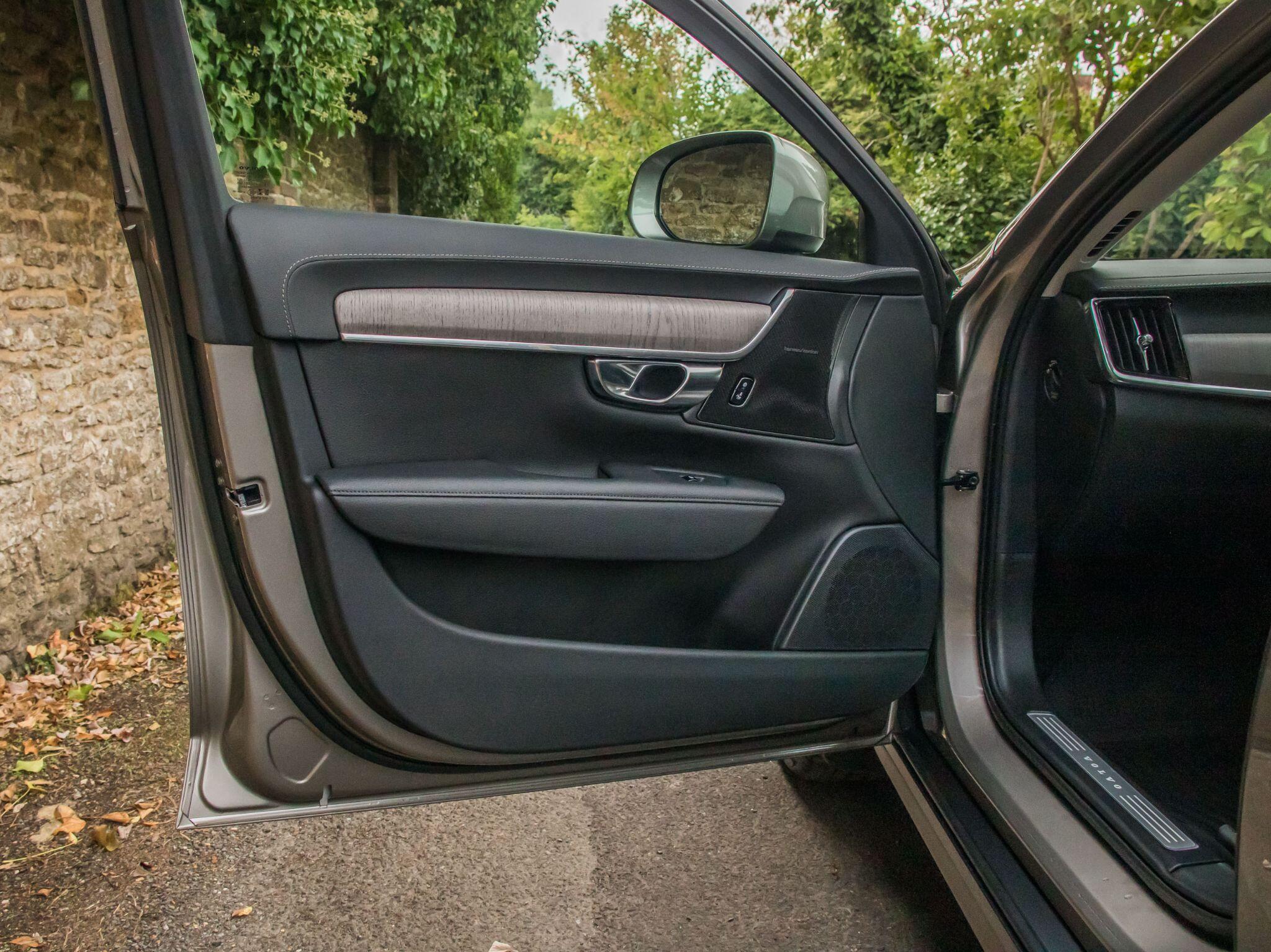 Volvo V90 Cross Country view 16