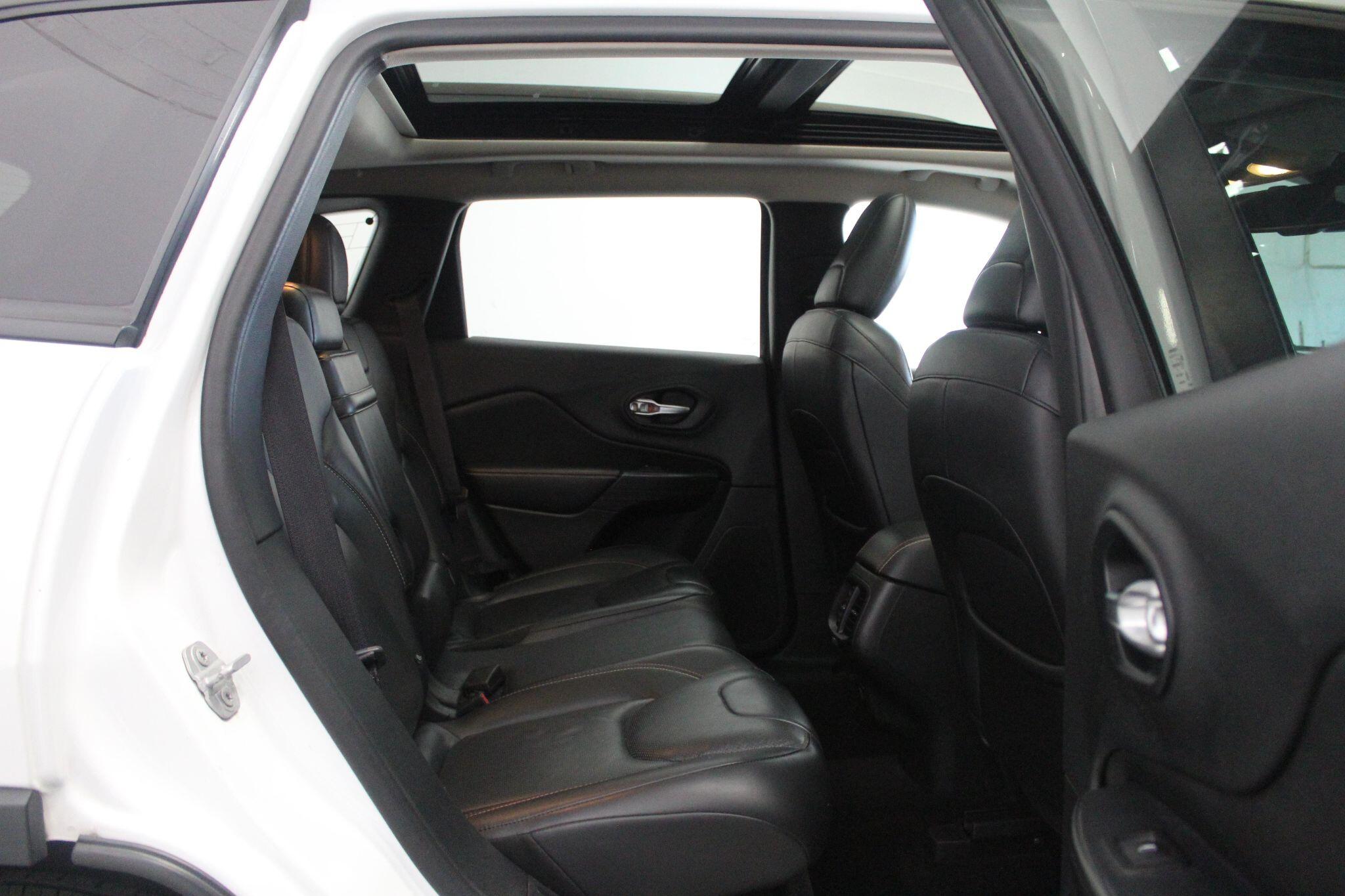 Jeep Cherokee view 56