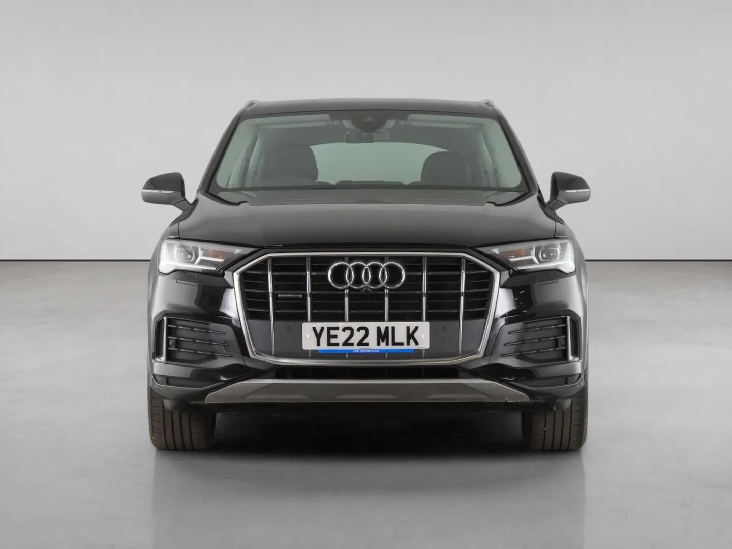 Audi Q7 view 5