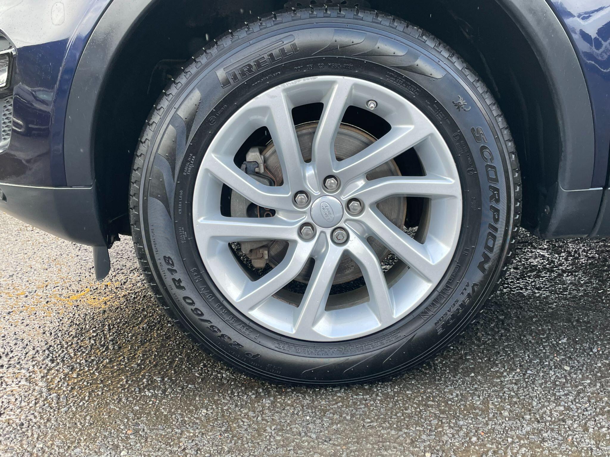 Land Rover Discovery Sport view 8