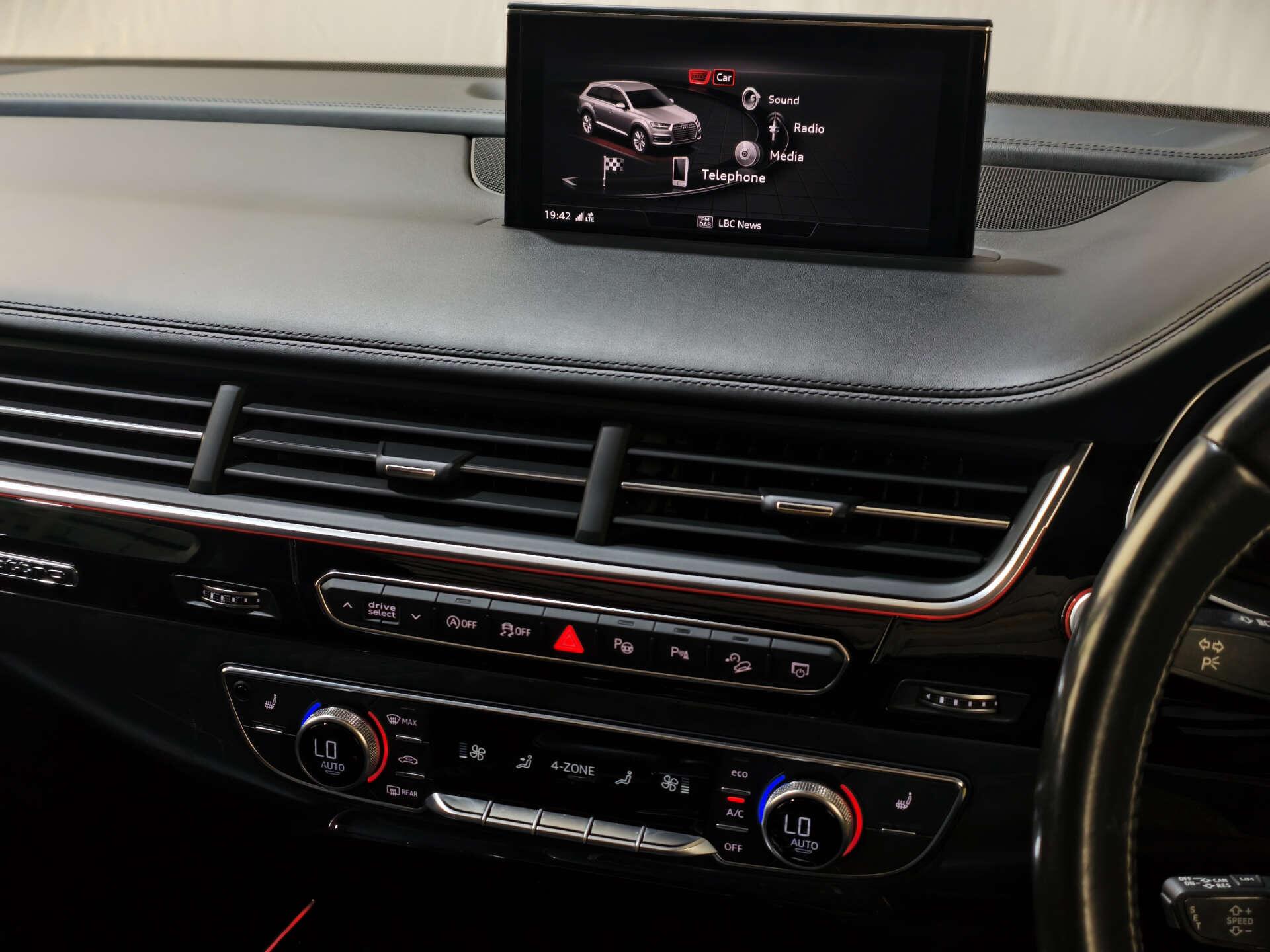 Audi SQ7 view 42