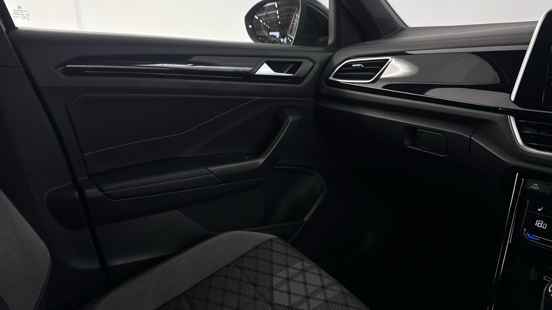 Volkswagen T-Roc view 34
