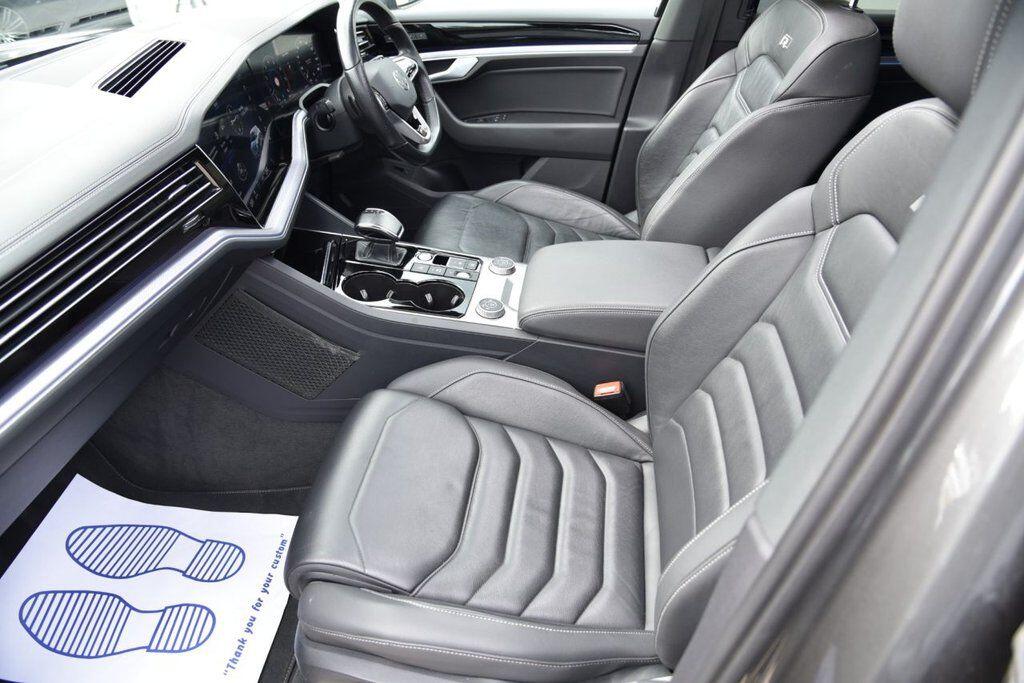 Volkswagen Touareg view 21