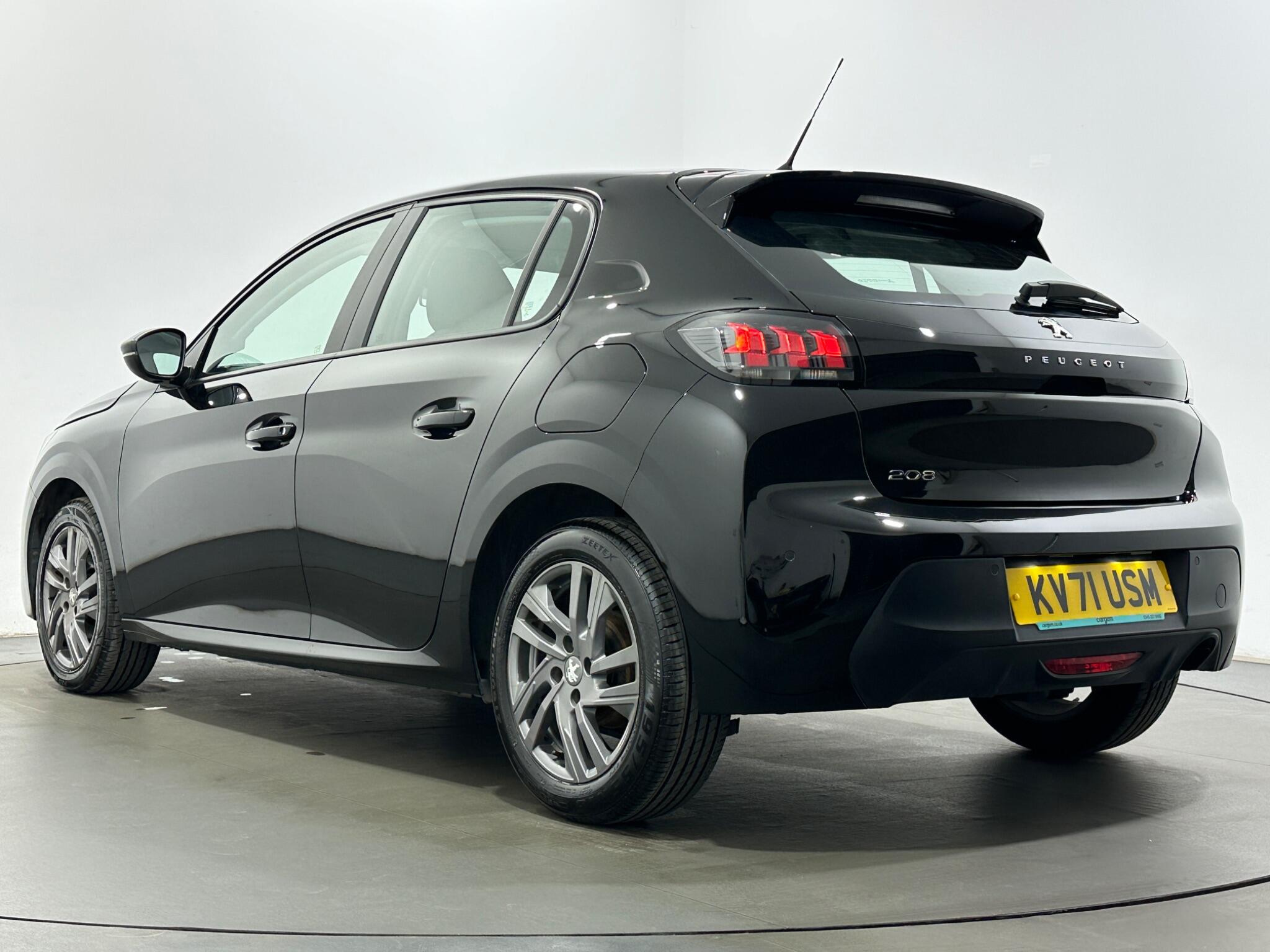 Peugeot 208 view 45