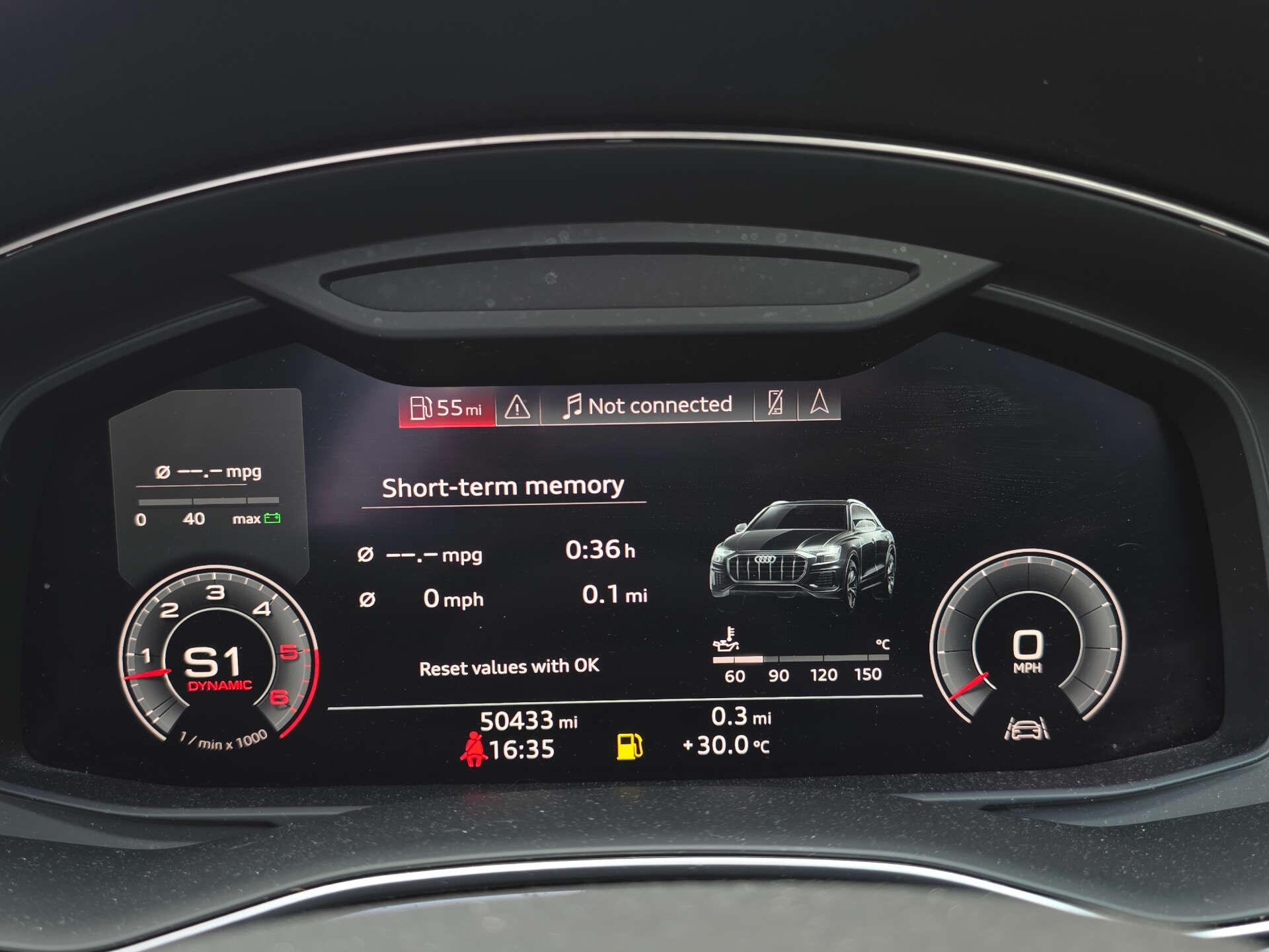 Audi Q8 view 34