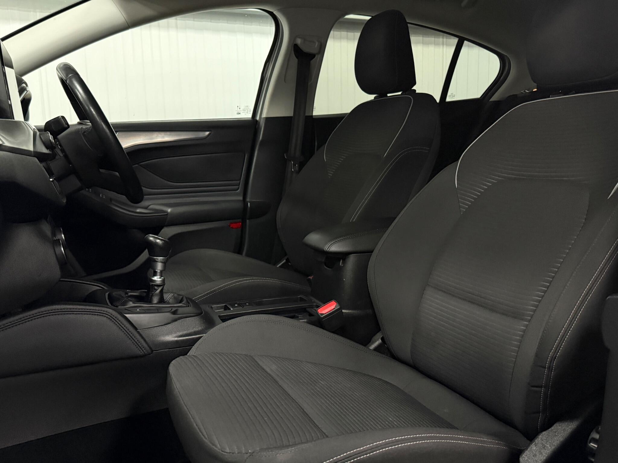 Ford Focus view 19