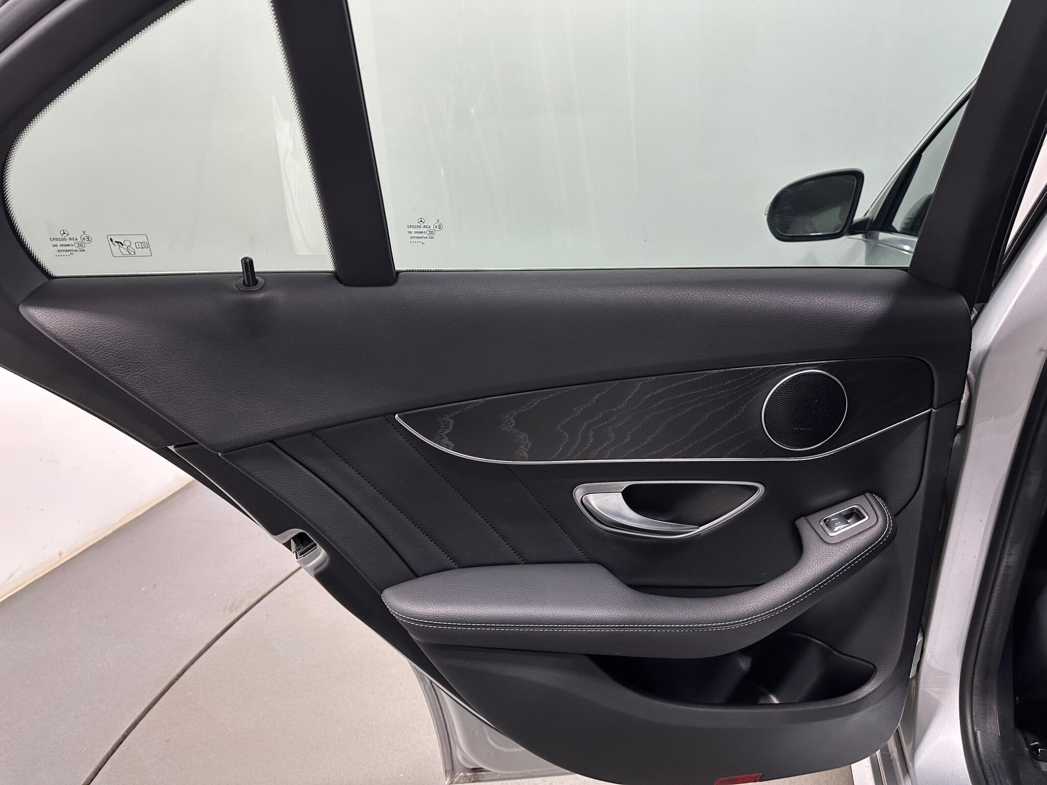 Mercedes-Benz C-Class view 40