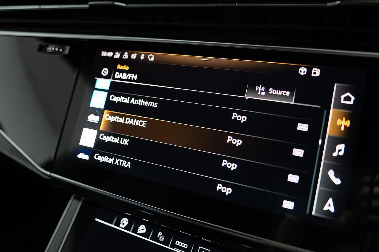 Audi Q7 view 17