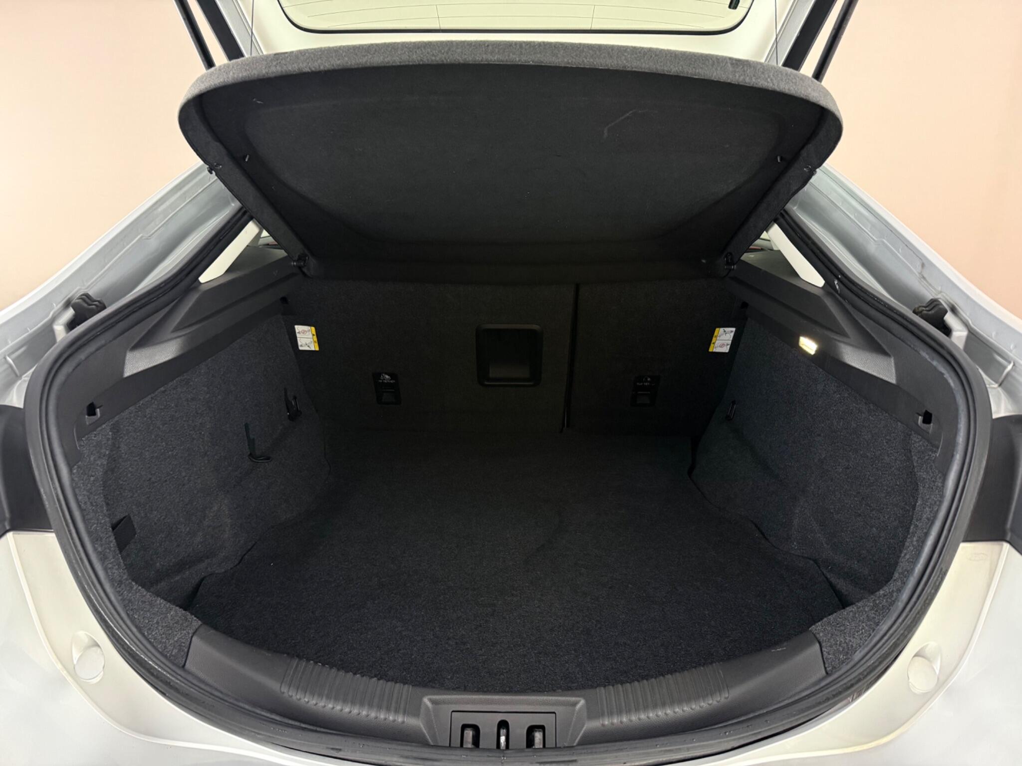 Ford Mondeo view 10