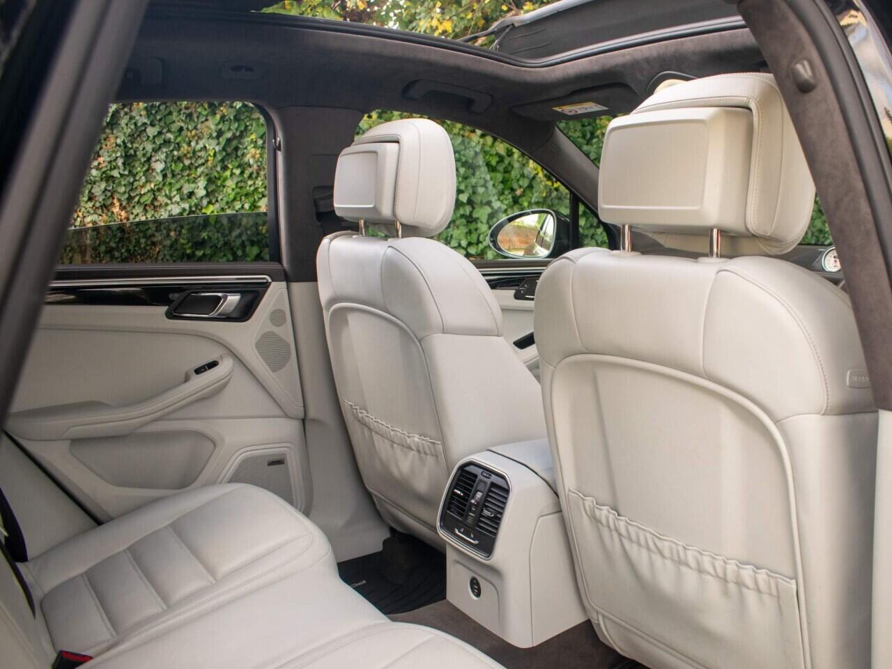 Porsche Macan view 34