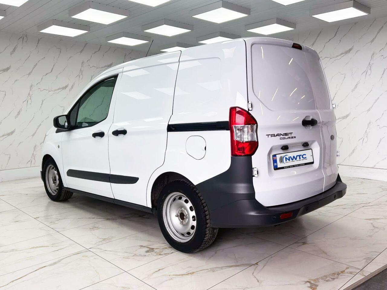 Ford Transit Courier view 12