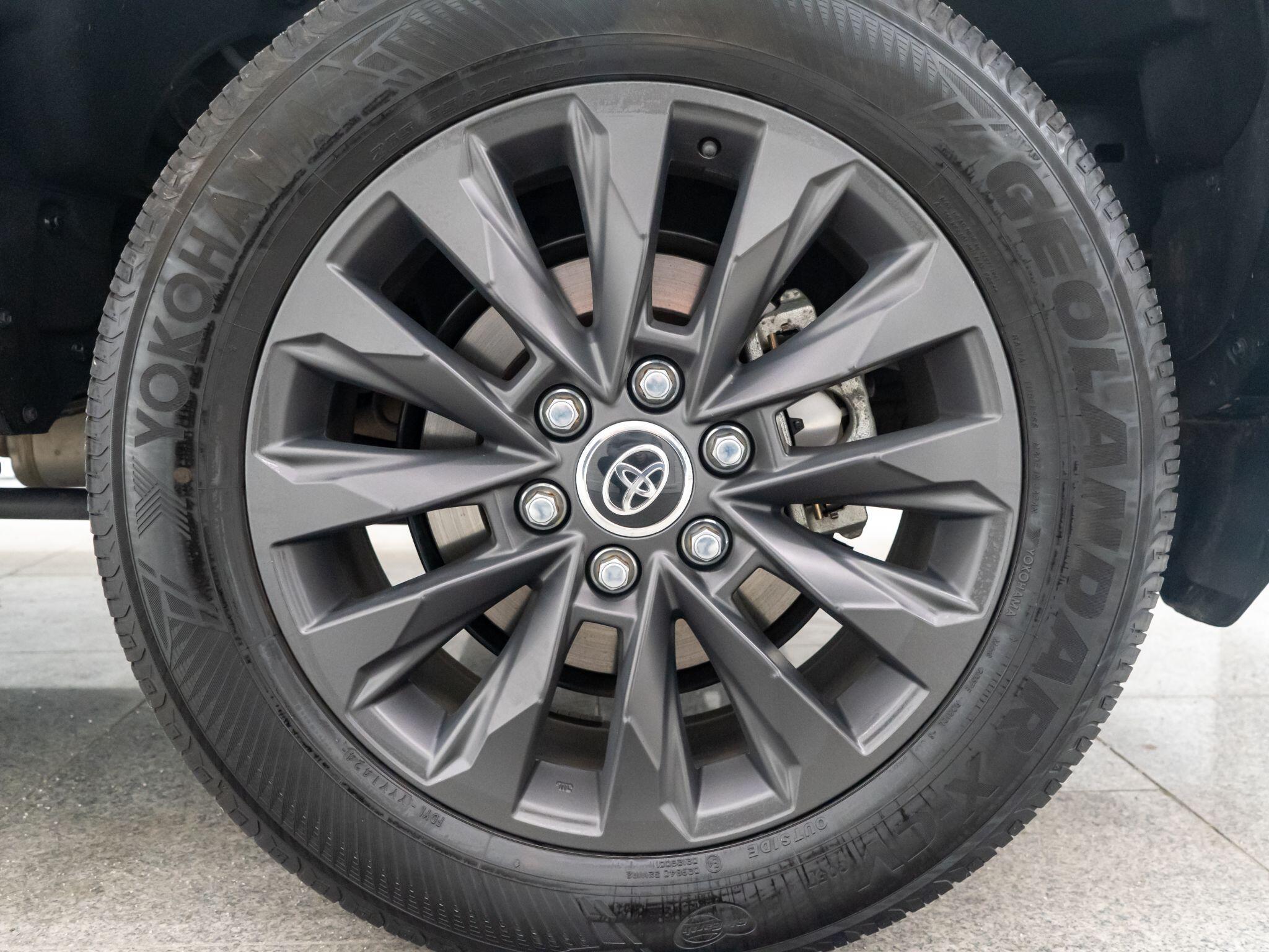 Toyota Land Cruiser view 35