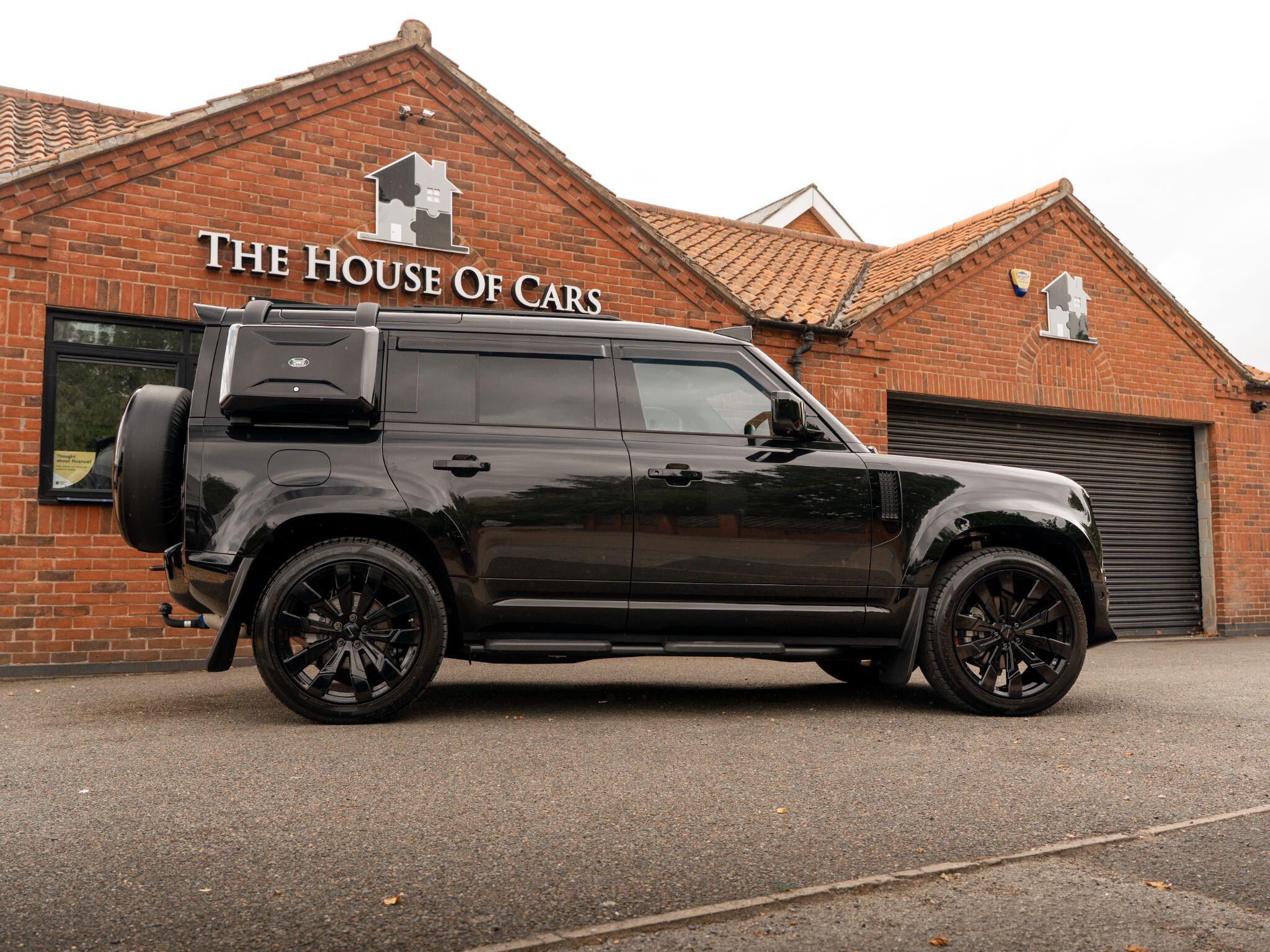 Land Rover Defender 110 view 16