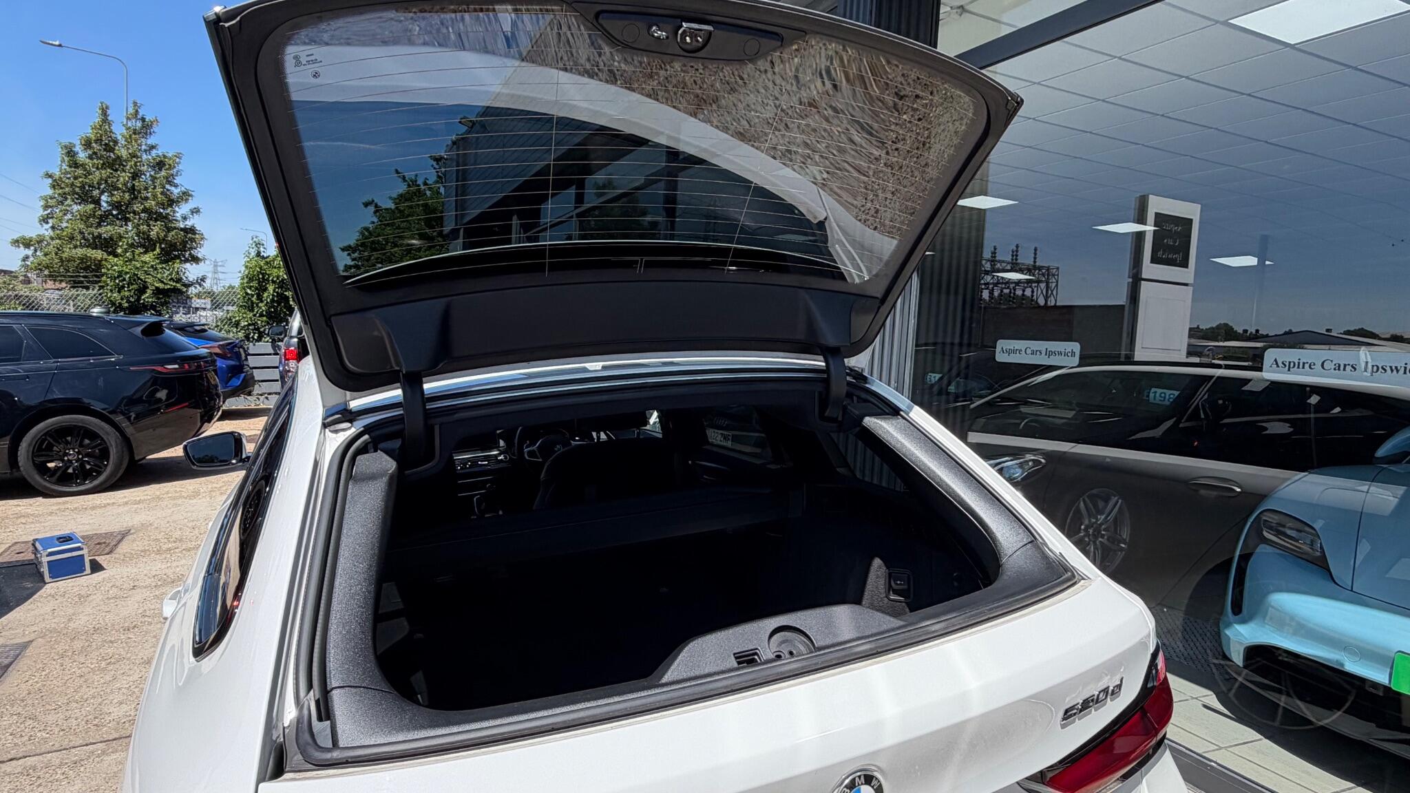 BMW 5 Series view 36
