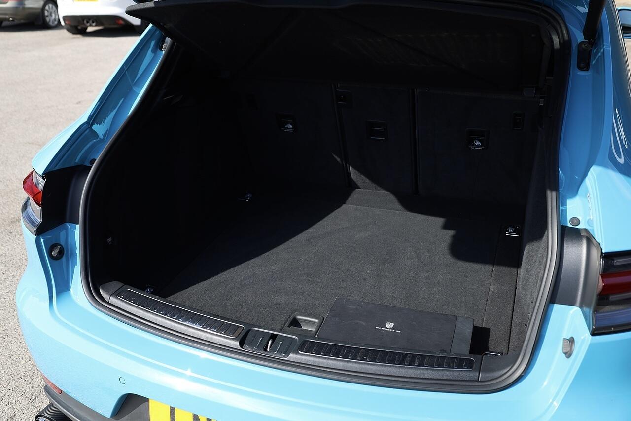 Porsche Macan view 31