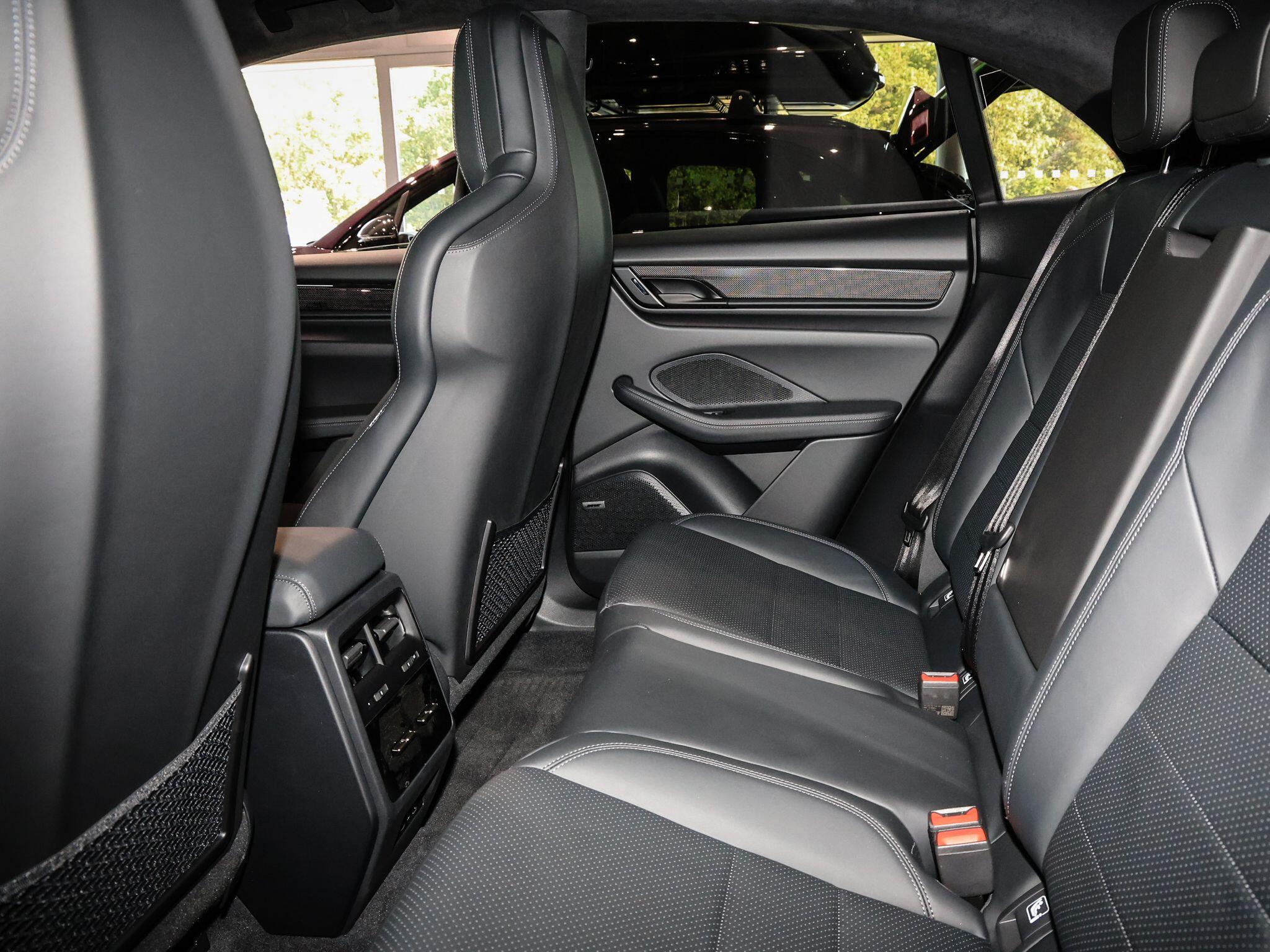 Porsche Macan view 11