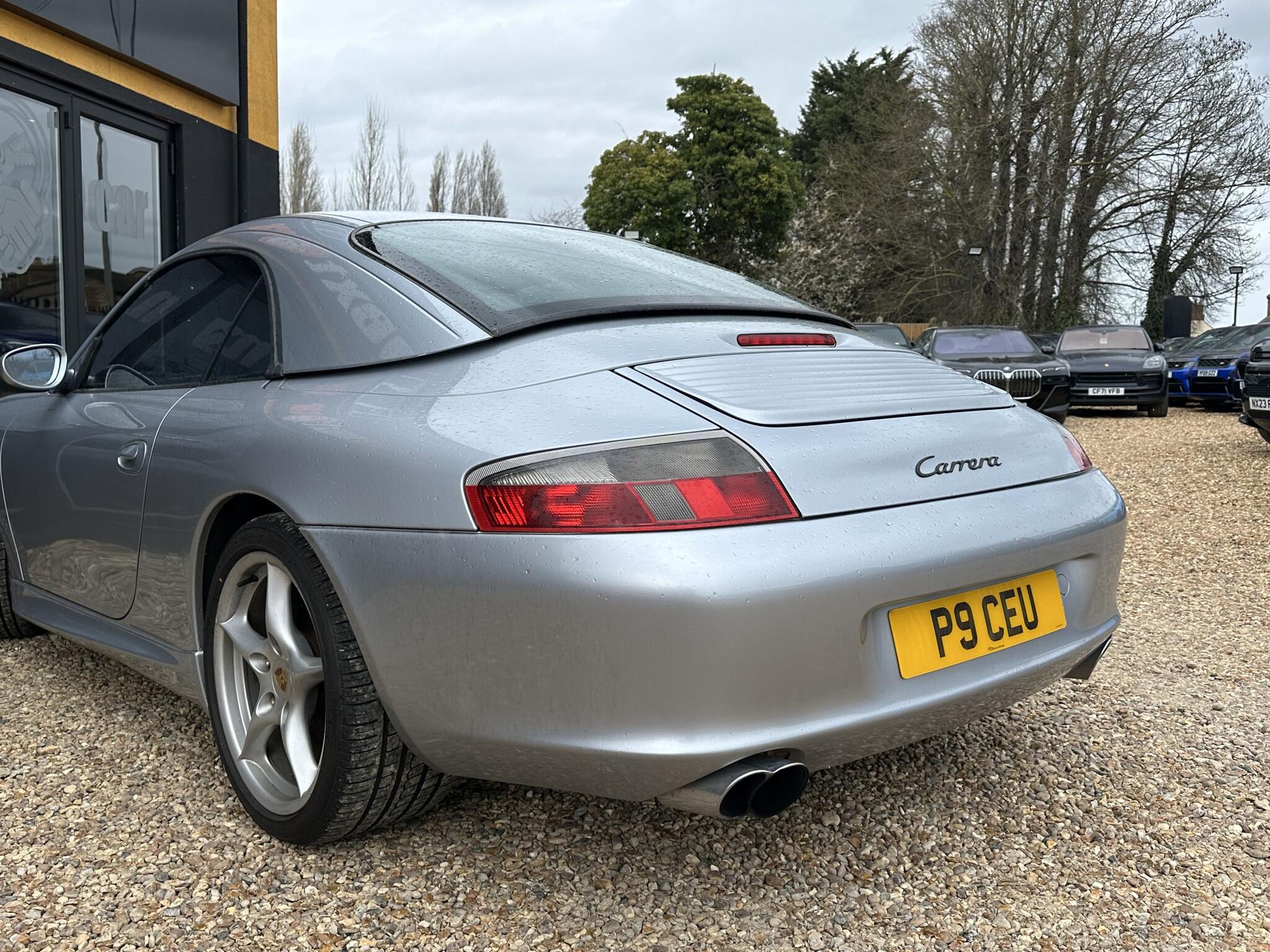 Porsche 911 view 7