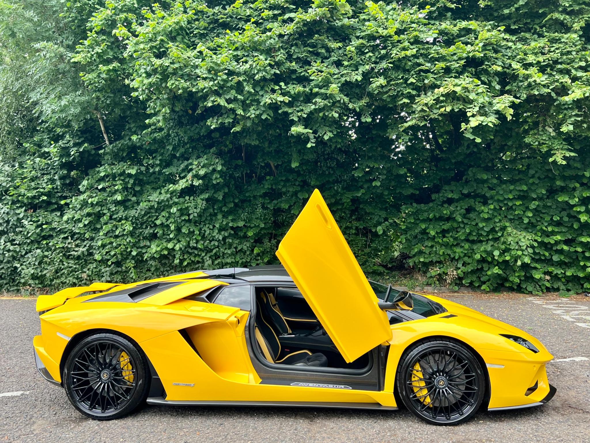 Lamborghini Aventador view 26