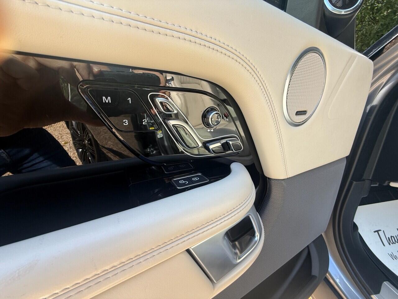 Land Rover Range Rover view 22