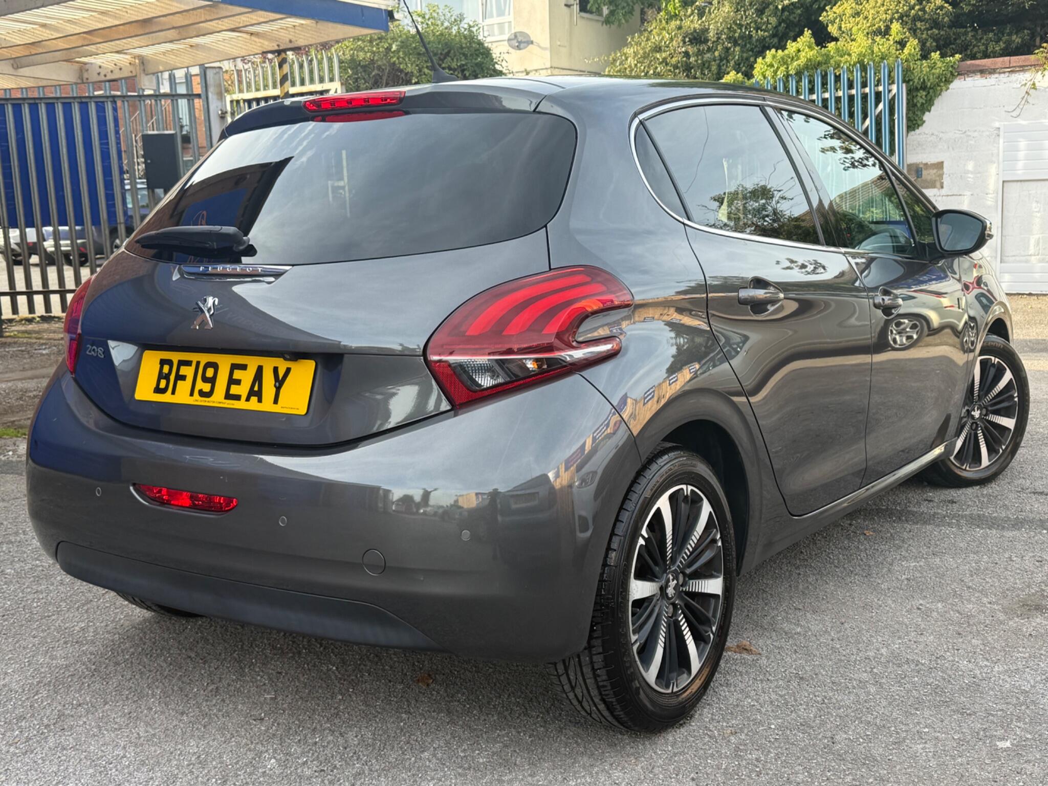 Peugeot 208 view 6