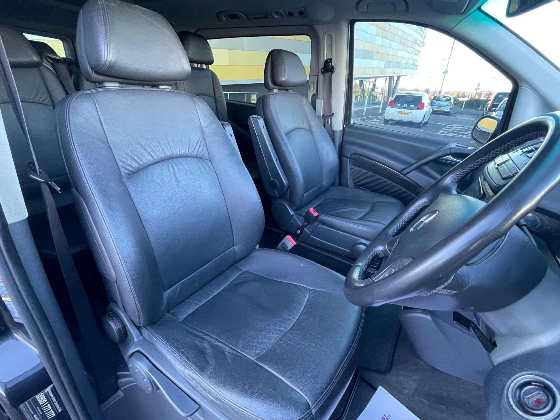 Mercedes-Benz Viano view 25