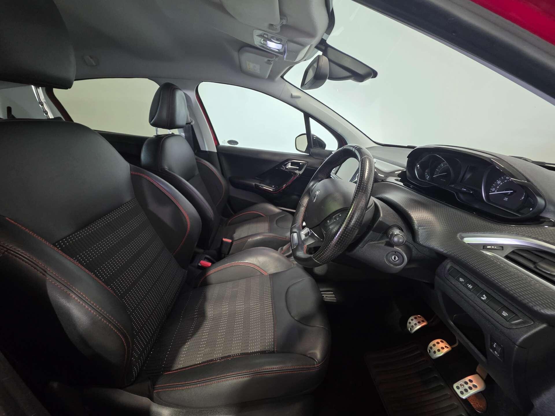 Peugeot 208 view 12