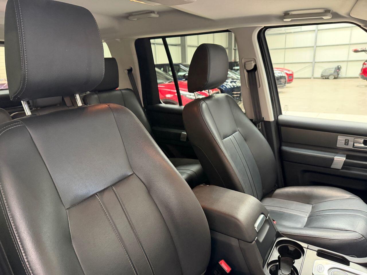 Land Rover Discovery 4 view 5
