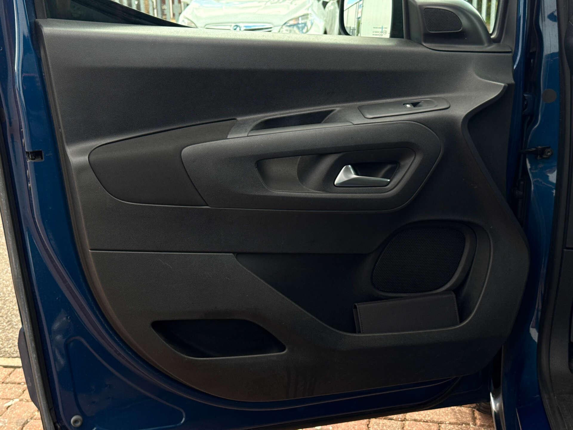 Vauxhall Combo Life view 42