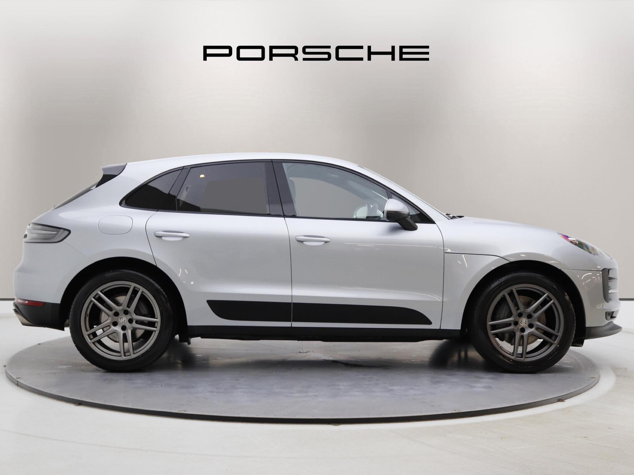 Porsche Macan view 3