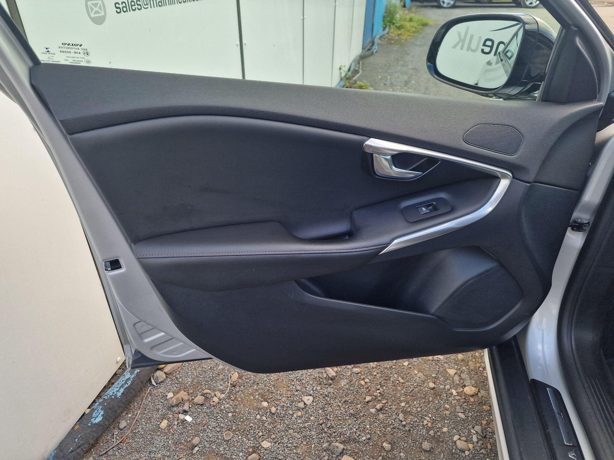 Volvo V40 Cross Country view 37