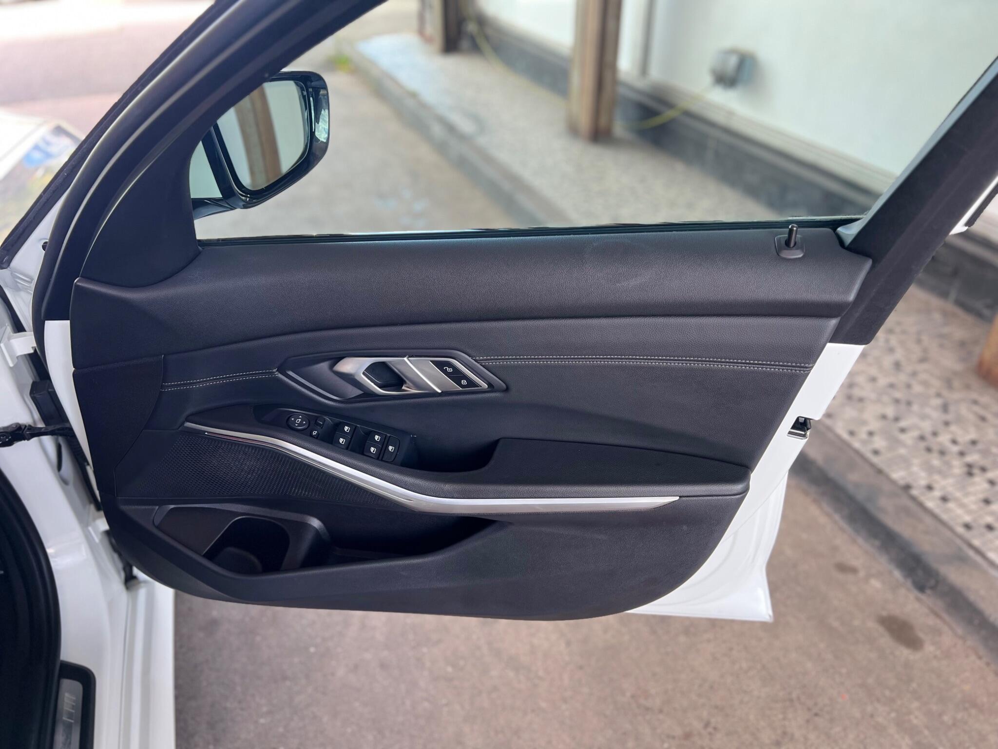 BMW 3 Series view 16